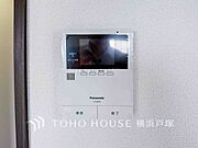 【TVモニタ付きインターホン】訪問者を玄関まで行かずに確認できます。嫌な訪問者と直接接触しないためトラブルを避けられます。