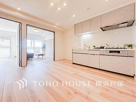 【Living room】一日の中で多くの時間を過ごすことになる住まいだからこそ、いつも穏やかな空間であるように心掛けています。構成する建材などへの配慮が、住まう方の健康を守ります。
