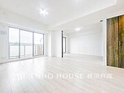 【Living room】家族と過ごすひと時を溢れる光が優しく包み込むリビングダイニング。家族とともに、心穏やかに過ごすひととき。家族との時間、自分の時間を大切にできる空間がここにあります。