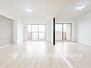 【Living room】家族みんなが爽やかに健やかに過ごせるように、溢れる光をたっぷり取り込んだリビングダイニング。集いの場、憩いの場としての快適性を求めたやすらぎの空間です。