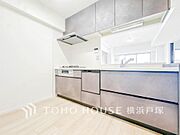 【Kitchen】使い勝手の良い設備のキッチンで効率よくお料理もできます。食する料理に家族が舌鼓を打ち自然と笑いが絶えない空気感がそこに広がります。自慢の腕をふるってください。