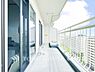 バルコニー：【Balcony】気持ちのいい空が見渡せる広いバルコニー。爽やかな風を感じて、心躍る素敵な暮らしがはじまります。