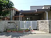 公立保育園として「生きる力の基礎を育む保育」に基づき、基本的生活習慣や社会性を育てながら保護者と連携した子育て支援を行っています。園庭ではさまざまな遊びを通して成長を支えています。