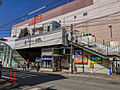 横浜駅までは急...