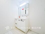 【Powder room】清潔感のあるプライベート空間は、身だしなみチェックや肌のお手入れに最適です。収納もあり、スッキリと見映えの良い空間に拵えました。時間に余裕とゆとりを持たせます。