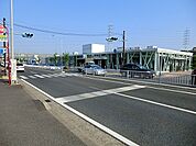 東横線乗り入れの日吉駅まで約7分で都心へのアクセスも良好。センター北駅へは約4分でお買い物にも便利。