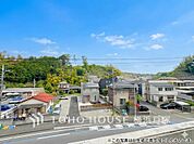 【View】開放感があり、遮るものもなく気持ちのいい景色が広がります。お部屋にも爽やかな風と暖かく柔らかな日差しが差し込み、毎日の暮らしを豊かに彩ります。