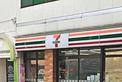 24時間をスタイリッシュに彩る、エリアの洗練された灯り。質の高いオリジナル商品と行き届いたサービスが、朝の始まりから夜のリラックスタイムまで、確かな充足感を24時間変わらぬ品格で届けます。