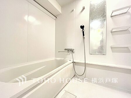 【Bathroom】1日の疲れを取り心身を癒すことができる住まいの中のリラクゼーション空間、リラックスできるよう優しいカラーをチョイスしました。時を忘れるほどのんびりできる空間に。