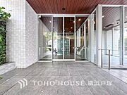 【Entrance】上質な第一印象を演出するエントランス。洗練されたデザインと心地よい空間が、訪れる人を温かく迎えます。