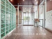 【Entrance】上品で清潔感があるエントランスは住人やゲストを迎え入れ、そして送り出す場にふさわしい上質な空間です。プライベート感が高まるシックな装いのエントランス。
