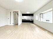 【Living room】一日の中で多くの時間を過すことになる住まいだからこそ、いつも穏やかな空間であるように心掛けています。構成する建材などへの配慮が、住まう方の健康を守ります。