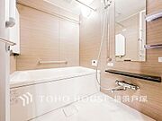 【Bathroom】上質が感じられるカラーリングで、清潔な空間美を実現。一日の疲れが癒される優雅なバスタイムを堪能できるゆとりあるバスルームです。