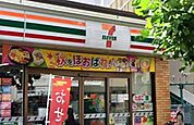 24時間をスタイリッシュに彩る、エリアの洗練された灯り。質の高いオリジナル商品と行き届いたサービスが、朝の始まりから夜のリラックスタイムまで、確かな充足感を24時間変わらぬ品格で届けます。