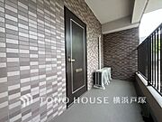 【Entrance】清潔感溢れる玄関がお出迎えする本邸宅の物語は、ここから始まる日常を期待させます。この場所には「希望」と「優越」で包み込んでくれる「特別」な空間があります。