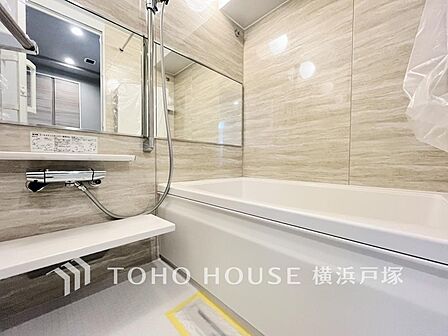 【Bathroom】上質が感じられるカラーリングで、清潔な空間美を実現。一日の疲れが癒される優雅なバスタイムを堪能できるゆとりあるバスルームです。