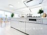 キッチン：【Kitchen】誰もが使いやすいデザインにこだわったキッチン。プライベートスペースを彩るインテリアとしての美と、快適な日常を支える機能性と強さがひとつになったキッチンです。