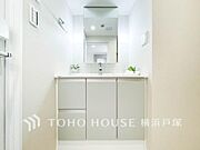 【Powder room】使いやすさとデザイン性を兼ね備えた洗面台。収納スペースも豊富で、毎日の洗面がスムーズで快適に。