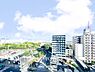 周辺：【View】手を伸ばせば、ふれることが出来そうな環境が、そのままインテリアになったような印象です。その豊かな眺望にふさわしい空間には、通風・採光にも優れ、心地よい光と風があふれています。