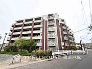 【Appearance】穏やかな風と陽光を導き、プライバシーに配慮された設計プランを採用し、居住性を一段と心地よいものにしています。周辺環境とのコラボレーションにより明るく開放的な空間を演出。