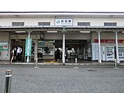 レトロな雰囲気漂う「衣笠商店街」に隣接する利便性の高い駅です。三浦半島への玄関口の一つで、バス路線も充実。駅周辺は活気がありつつ、落ち着いた住環境が広がる街です。