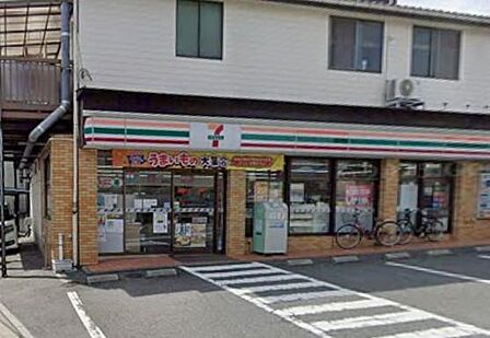 24時間をスタイリッシュに彩る、エリアの洗練された灯り。質の高いオリジナル商品と行き届いたサービスが、朝の始まりから夜のリラックスタイムまで、確かな充足感を24時間変わらぬ品格で届けます。