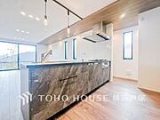 【Kitchen】内装の主役でもあり、日常活躍する重要な水回りでもあるからこそ機能性・デザイン性に力を入れております。お手入れのしやすいシステムキッチンを採用しております。