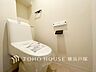 トイレ：【Toilet】いつまでも清潔な空間であって頂けますように、目に留まるだけではなく、汚れをふき取り易いフロアと壁紙をチョイス致しました。洗浄便座になっておりますので、とても清潔にご使用いただけます。