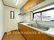 【Kitchen】誰もが使いやすいデザインにこだわったキッチン。プライベートスペースを彩るインテリアとしての美と、快適な日常を支える機能性と強さがひとつになったキッチンです。