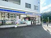 飲食料品や生活雑貨を取り揃え、周辺住民や通勤・通学者に便利なサービスを提供しています。ATMや宅配便受付などもあり、地域の暮らしをサポートしています。
