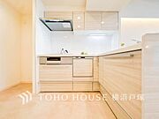 【Kitchen】手元の収納から、足元の収納までが全てスライド式で、奥のスペースまで有効に活用できます。奥まで上から見渡せるので、たまにしか使わない調理器具もサッと取出せます。