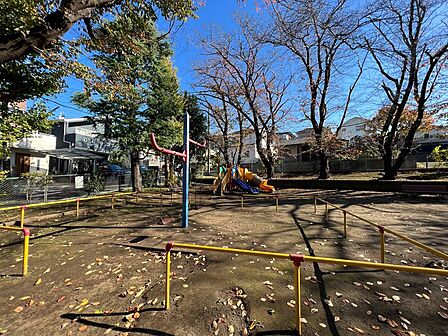 コンビネーション遊具やブランコ、砂場、トイレなどが設置された広場があり、地域の子どもの遊び場として親しまれています。公園入口には村岡地区の歴史を記したパネルが設置されています
