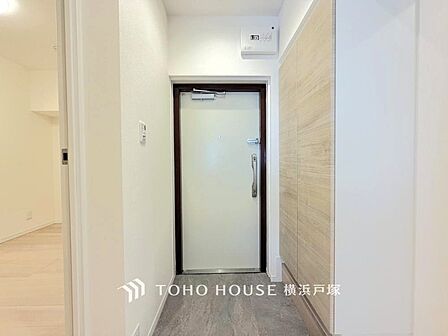 【Entrance】清潔感溢れる玄関がお出迎えする本邸宅の物語は、ここから始まる日常を期待させます。この場所には「希望」と「優越」で包み込んでくれる「特別」な空間があります。