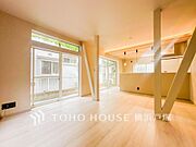 【Living room】柔らかな色合いのフローリングと清潔感の溢れるクロスが明るい空間を創り出しているリビングダイニング。憩いの場に相応しく、ここで楽しむ家族の時間が絆をより深めてくれそうです。