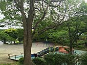 遊具があり子供たちでにぎわう。野球などができるように整備が整い、春にはお花見も楽しめます。