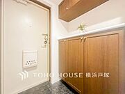 【Entrance】シンプルながらも洗練された印象の玄関スペース。住まいの入口として、さりげない良質感を感じられる空間です。