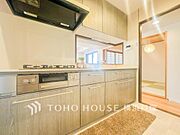 【Kitchen】使い勝手の良い設備のキッチンで効率よくお料理もできます。食する料理に家族が舌鼓を打ち自然と笑いが絶えない空気感がそこに広がります。自慢の腕をふるってください。
