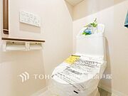 【Toilet】いつまでも清潔な空間であって頂けますように、目に留まるだけではなく、汚れをふき取り易いフロアと壁紙をチョイス致しました。洗浄便座になっておりますので、とても清潔にご使用いただけます。