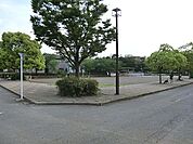 閑静な住宅街にある歴史ある公園です。広いグラウンドのほか、高台にはネットツリーや長いすべり台などの遊具があり、春には桜やバラも楽しめます。