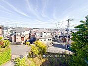 【View】開放感があり、遮るものもなく気持ちのいい景色が広がります。お部屋にも爽やかな風と暖かく柔らかな日差しが差し込み、毎日の暮らしを豊かに彩ります。