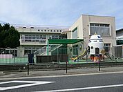 認定こども園聖心桜が丘幼稚園(1100m)「遊びを通して社会性を学ぶ」「土に親しむ」「音感の教育」を主体としています。園内に調理室があり温かい給食を提供、預かり保育も充実しています。