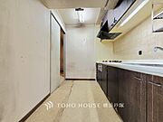 【Kitchen】使い勝手の良い設備のキッチンで効率よくお料理もできます。食する料理に家族が舌鼓を打ち自然と笑いが絶えない空気感がそこに広がります。自慢の腕をふるってください。