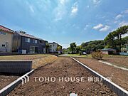 【Appearance】閑静な住宅街の陽当りに恵まれた土地。たくさんの想いが美しいカタチに彩られた時、そこにはひと時のくつろぎが生まれ、ゆっくりと愛着が育まれていきます。