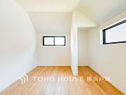 「Room」大きな窓からは快適な光を取り入れ、通気性能を上げる事で居心地の良い空間を演出します。多くの時間を過ごす住まいだからこそ、いつも快適な場所であるように心掛けています。