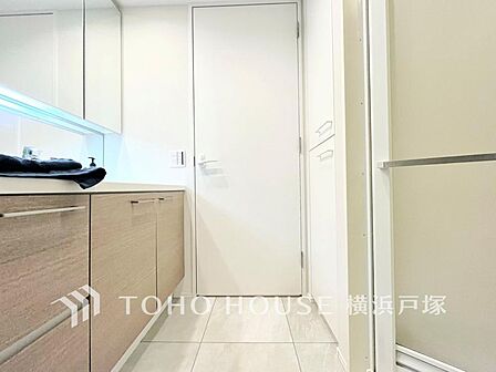 【Powder room】ご家族の1日が始まり、1日の終わりを締めくくる洗面空間。快適に過ごせることはもちろん、気品や優雅さを兼ね備えたパウダールームです。