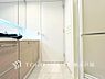 洗面：【Powder room】ご家族の1日が始まり、1日の終わりを締めくくる洗面空間。快適に過ごせることはもちろん、気品や優雅さを兼ね備えたパウダールームです。