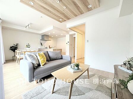 【Living room】明るく開放的な空間が広がるLDK。室内には豊かな陽光が注ぎ込み、爽やかな住空間を演出。ホームパーティーでもゲストと一緒に料理を楽しみながら楽しい時間を過ごせそう。