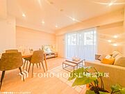 【Living room】光と風が溢れる開放的なリビングダイニングには自然と家族みんなが集まってきます。明るく穏やかな空気の中で飲んだり、食べたり、笑ったり。