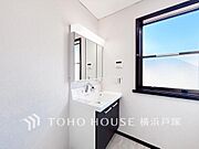 【Powder room】ご家族の1日が始まり、1日の終わりを締めくくる洗面空間。洗濯機を配置しても十分なスペースを確保した設計となっております。