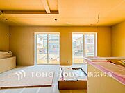 【Living room】明るく開放的な空間が広がるLDK。室内には豊かな陽光が注ぎ込み、爽やかな住空間を演出。(2026年5月撮影)